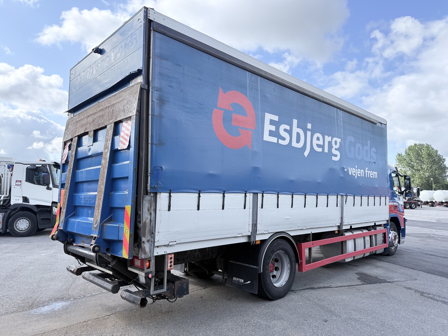 Volvo FM 330 7,7 m 4x2 Fragtlad & lift