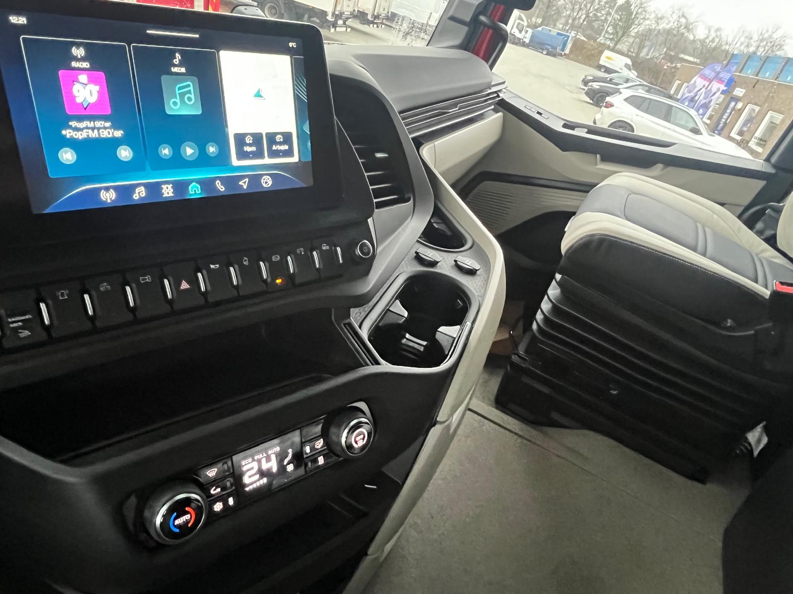 Iveco X-Way 8x4 1+3 580Hp opbygget med HIAB kran & Sawo hejs