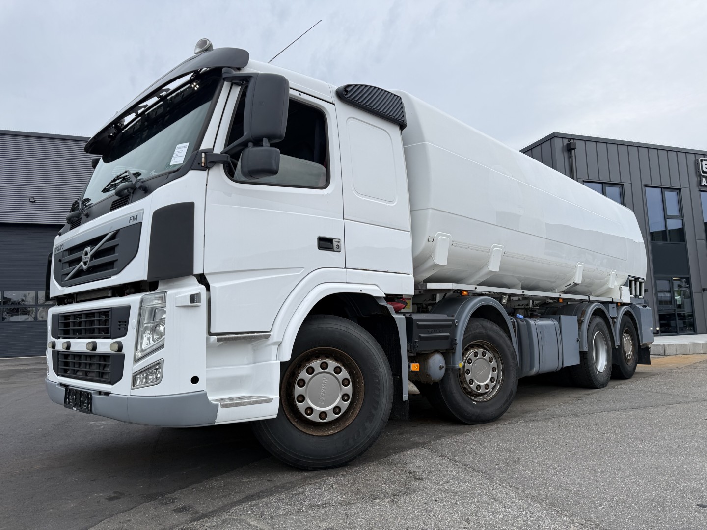 Volvo FM460 8x2*6 24.125 l. ADR Tank