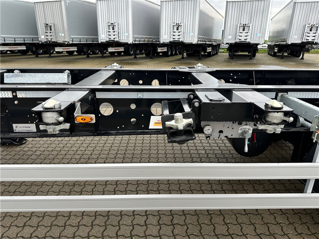 Kässbohrer Containerchassis m. udtræk bag