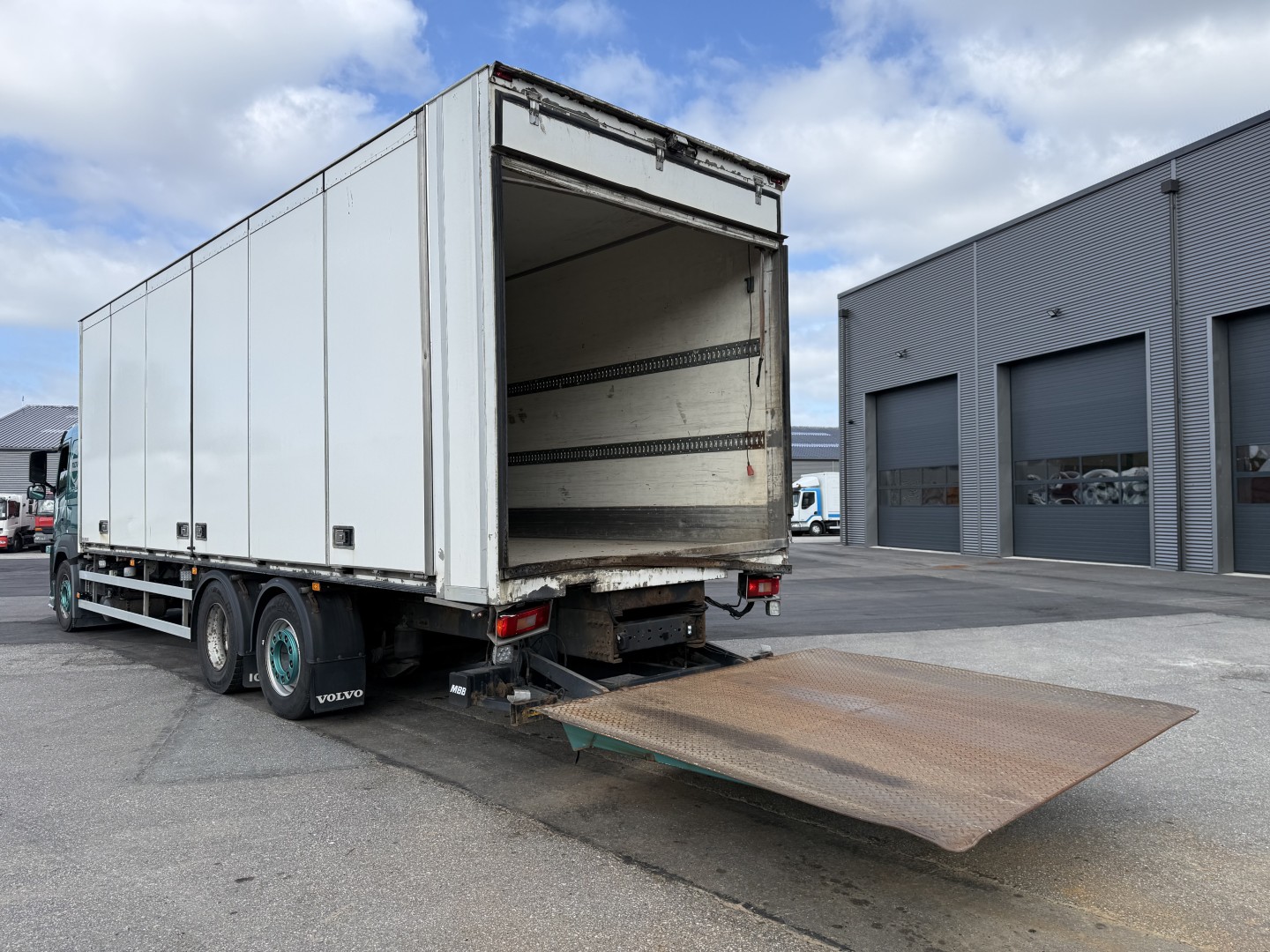 Volvo FM330 6x2*4 Carrier Supra 1050 Nordic