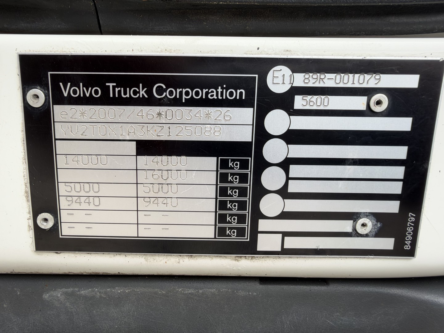Volvo FL250 4x2 7,45 m. fast kasse med 2,5 t. lift