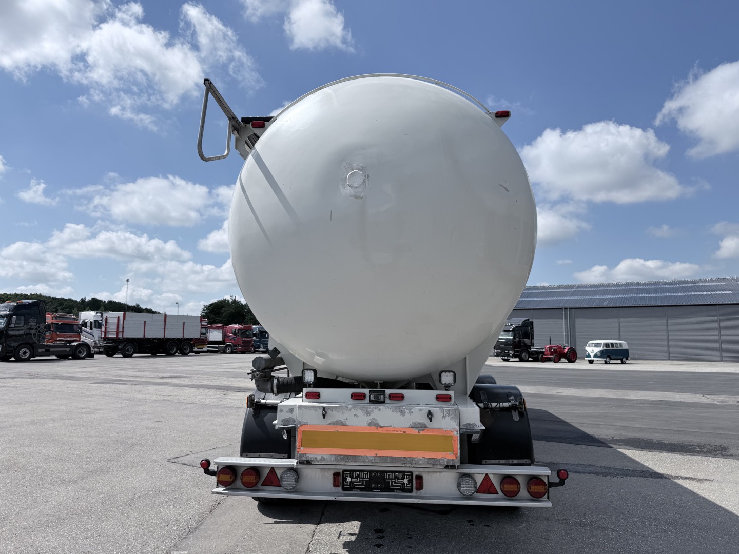 HMK Bilcon 4 akslet 30 t. 42 m3 Silo tank 6 rum