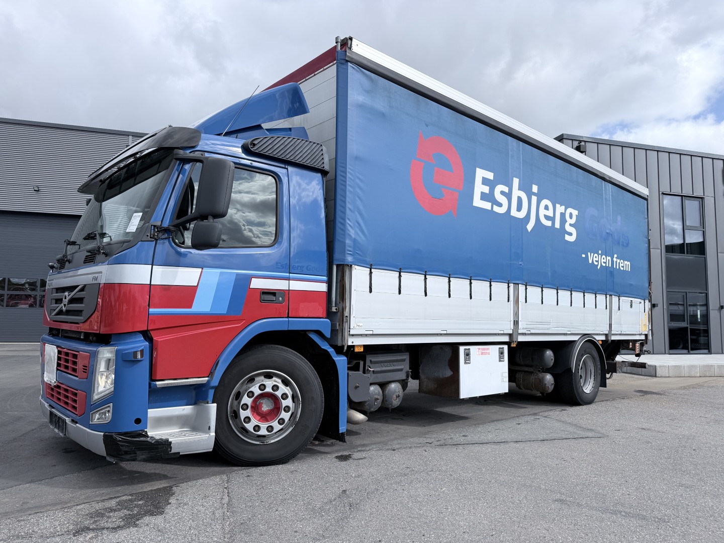 Volvo FM 330 7,7 m 4x2 Fragtlad & lift