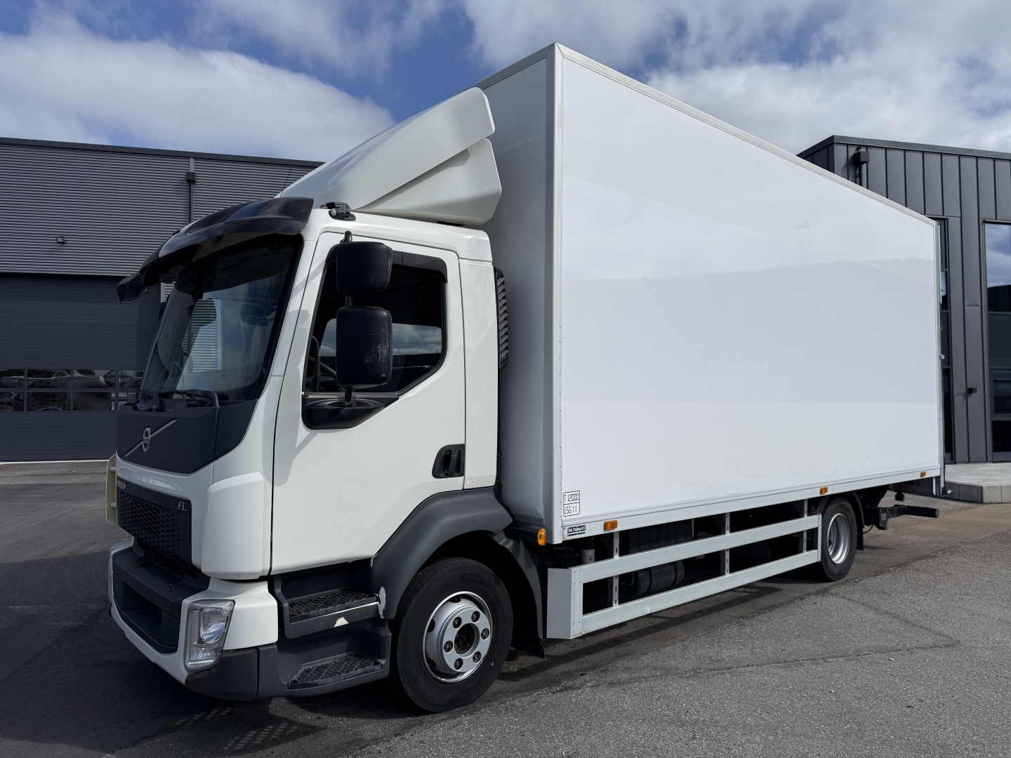 Volvo FL 210 4x2 Lukket kasse Euro 6