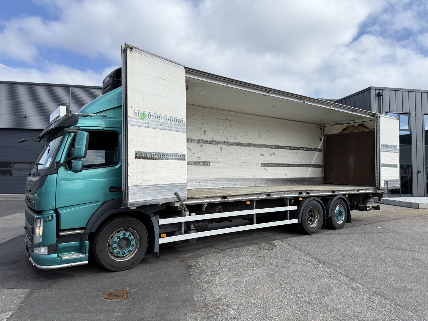 Volvo FM330 6x2*4 Carrier Supra 1050 Nordic