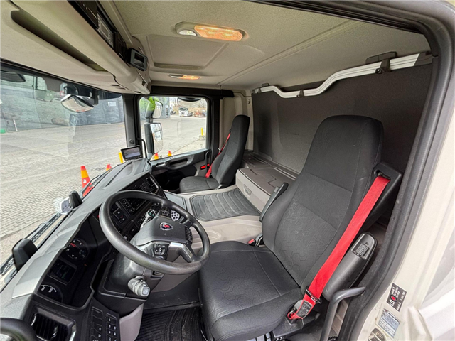 Scania P 320 B6x2*4NB Carrier Iceland Twincool Cherau pie