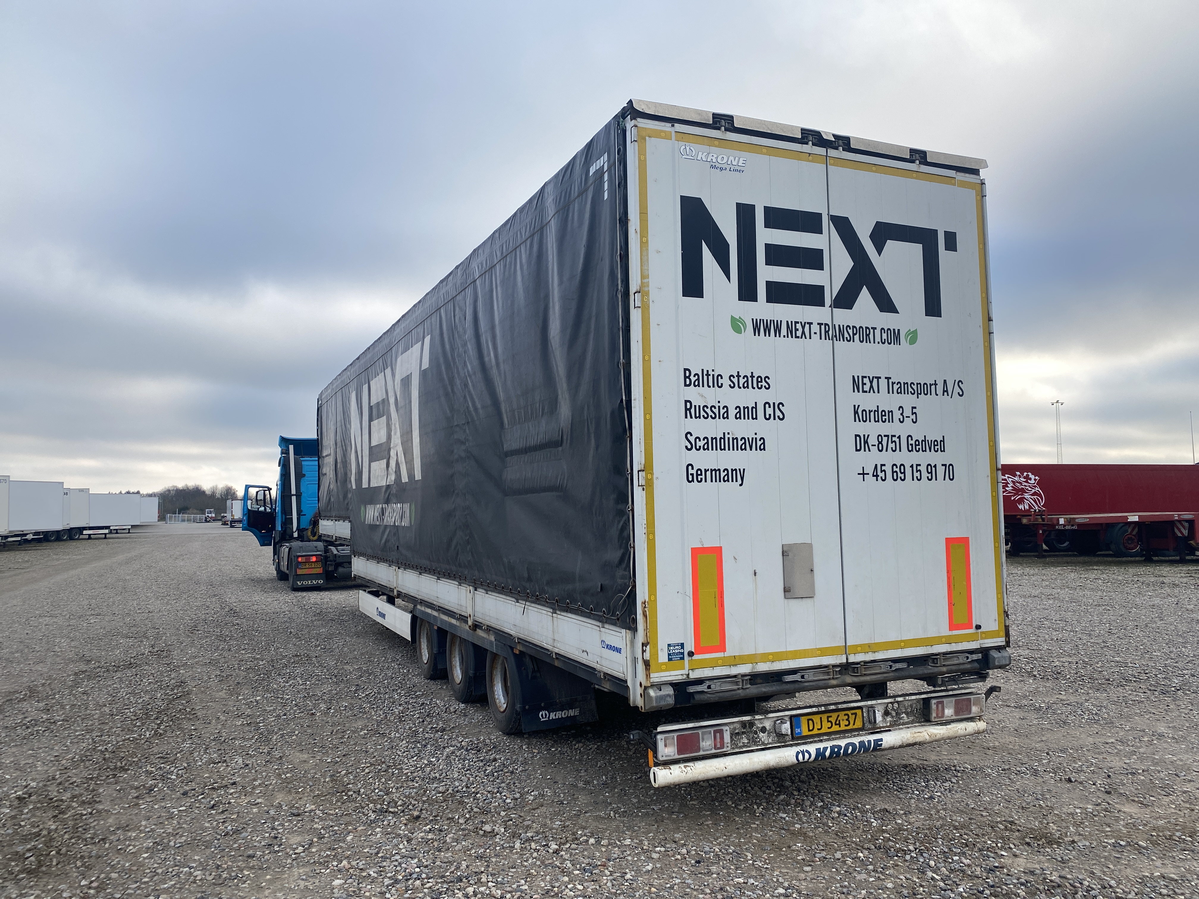 Krone 3-akslet nedbygget med alusider samt skydetag