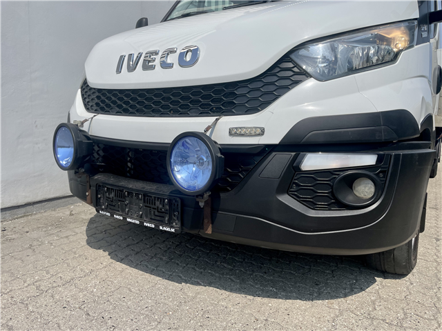 Iveco 35S17A8 knæklad